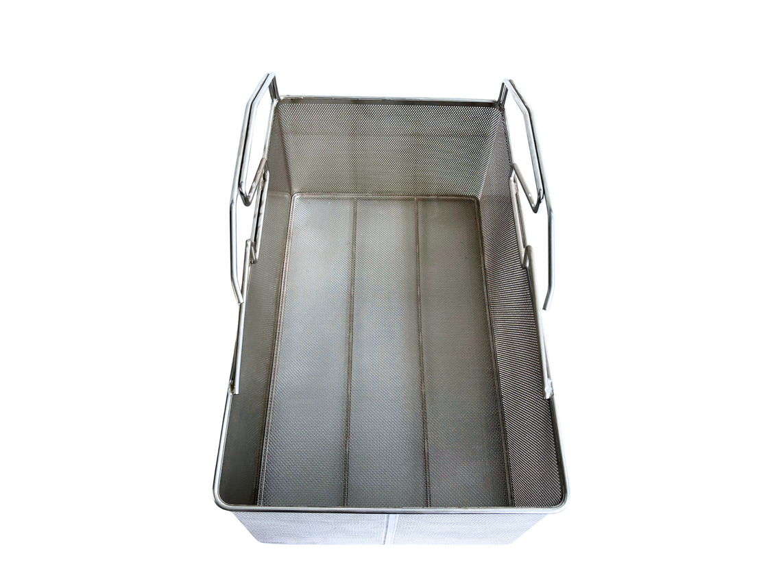 Draufsicht in einen großen, rechteckigen Edelstahl-Waschkorb mit verstärktem Boden und hohen seitlichen Tragegriffen. Die feine Lochung des Metalls ist deutlich sichtbar.