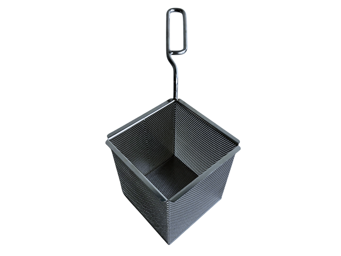 Großer, rechteckiger Edelstahl-Waschkorb mit zwei hohen Tragegriffen und feiner Perforation in der Frontalansicht.