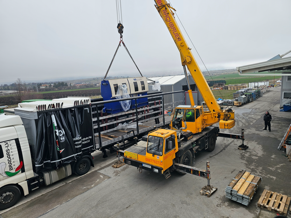Verladung einer industriellen Laserschneidanlage mit einem Autokran auf einen LKW für den Transport nach Bulgarien zur späteren Inbetriebnahme in der Metallbearbeitung