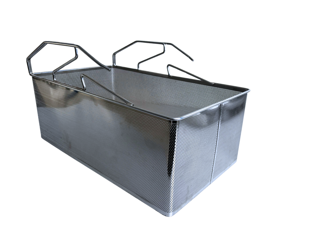 Direkte Draufsicht in einen leeren, rechteckigen Edelstahl-Waschkorb mit feiner Lochung und stabilisierenden Bodenstreben.