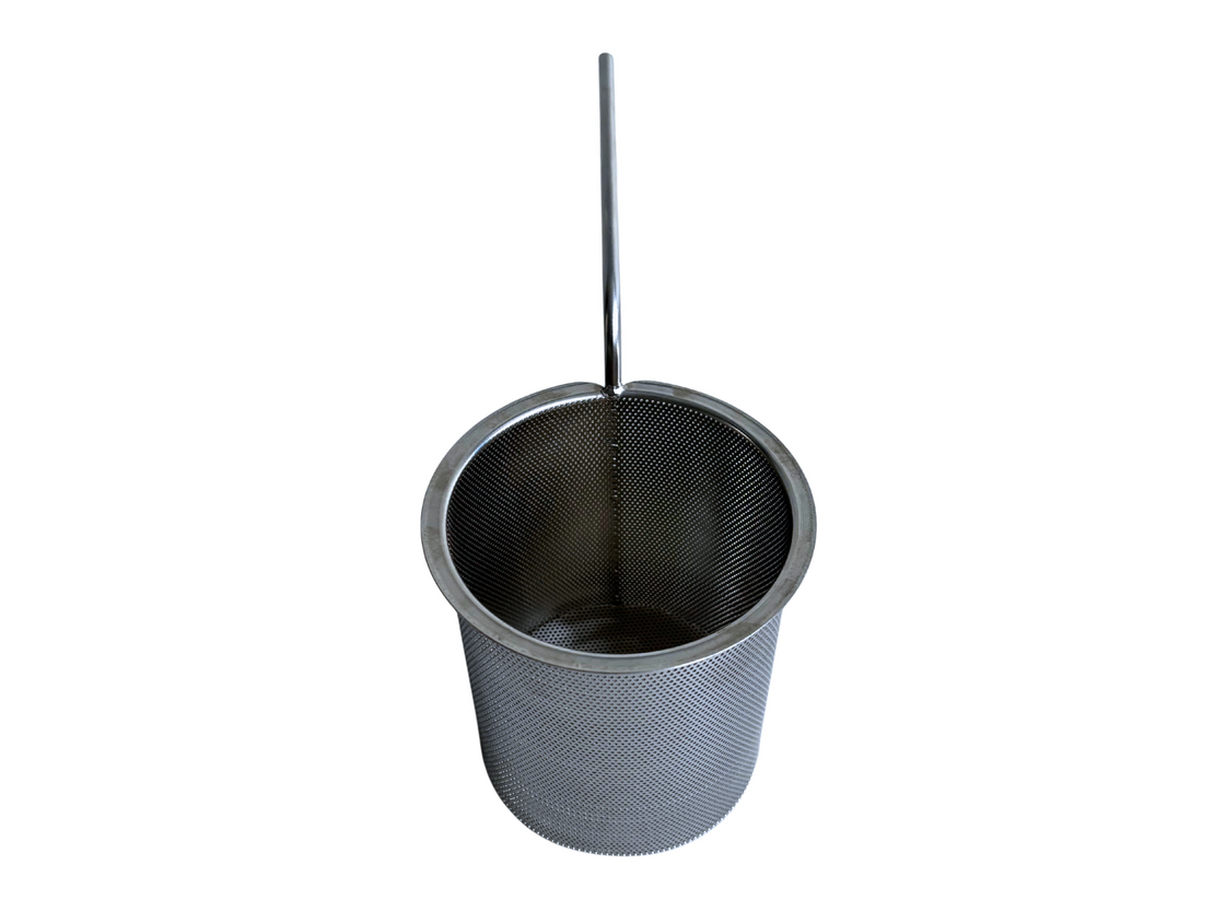Runder Edelstahl-Waschkorb mit feiner Lochung und einem vertikalen Stabgriff. Perspektivische Ansicht von oben vorne auf weißem Hintergrund.
