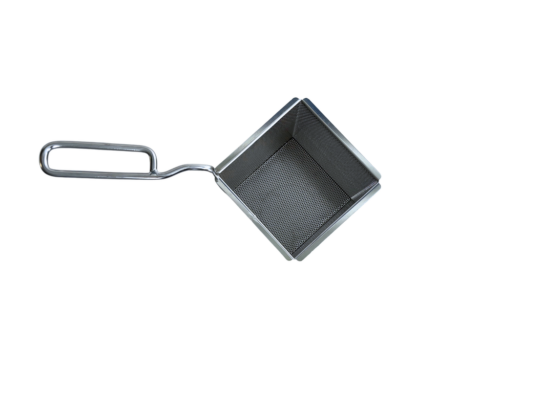 Draufsicht auf ein quadratisches Edelstahl-Waschsieb mit feiner Perforation und einem langen, seitlich abstehenden Griff. Freigestellte Ansicht von oben.