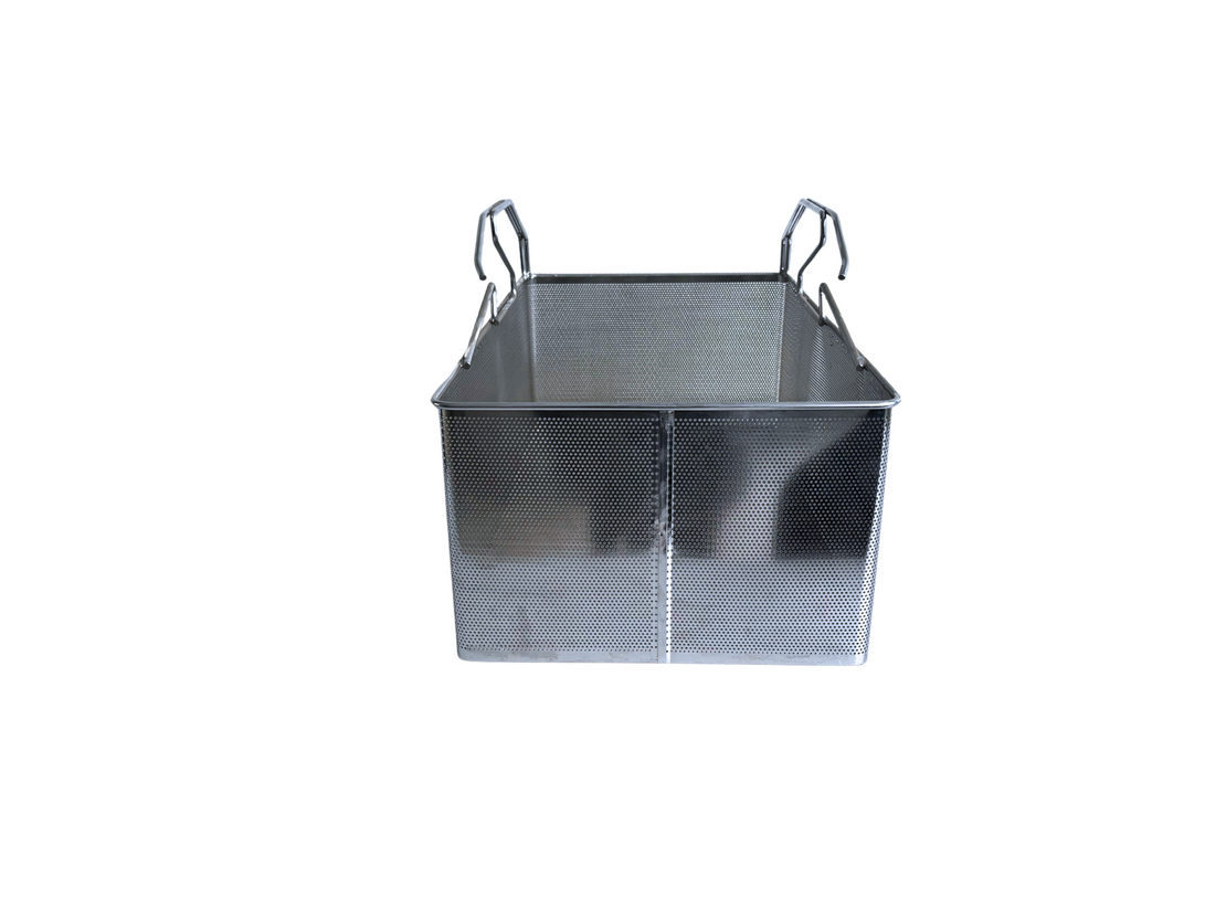 Ein großer, rechteckiger Waschkorb aus fein gelochtem Edelstahl in der Frontansicht. Der Korb verfügt über zwei seitlich angebrachte, hochstehende Tragegriffe aus Metall und eine robuste Schweißnaht an der Vorderseite. Das Objekt ist vor einem rein weißen Hintergrund freigestellt.